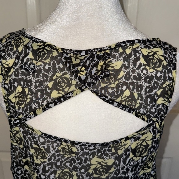 Torrid Black, Yellow And White Rose Print Chiffon Ruffle/Button Detail Tank - Picture 6 of 8